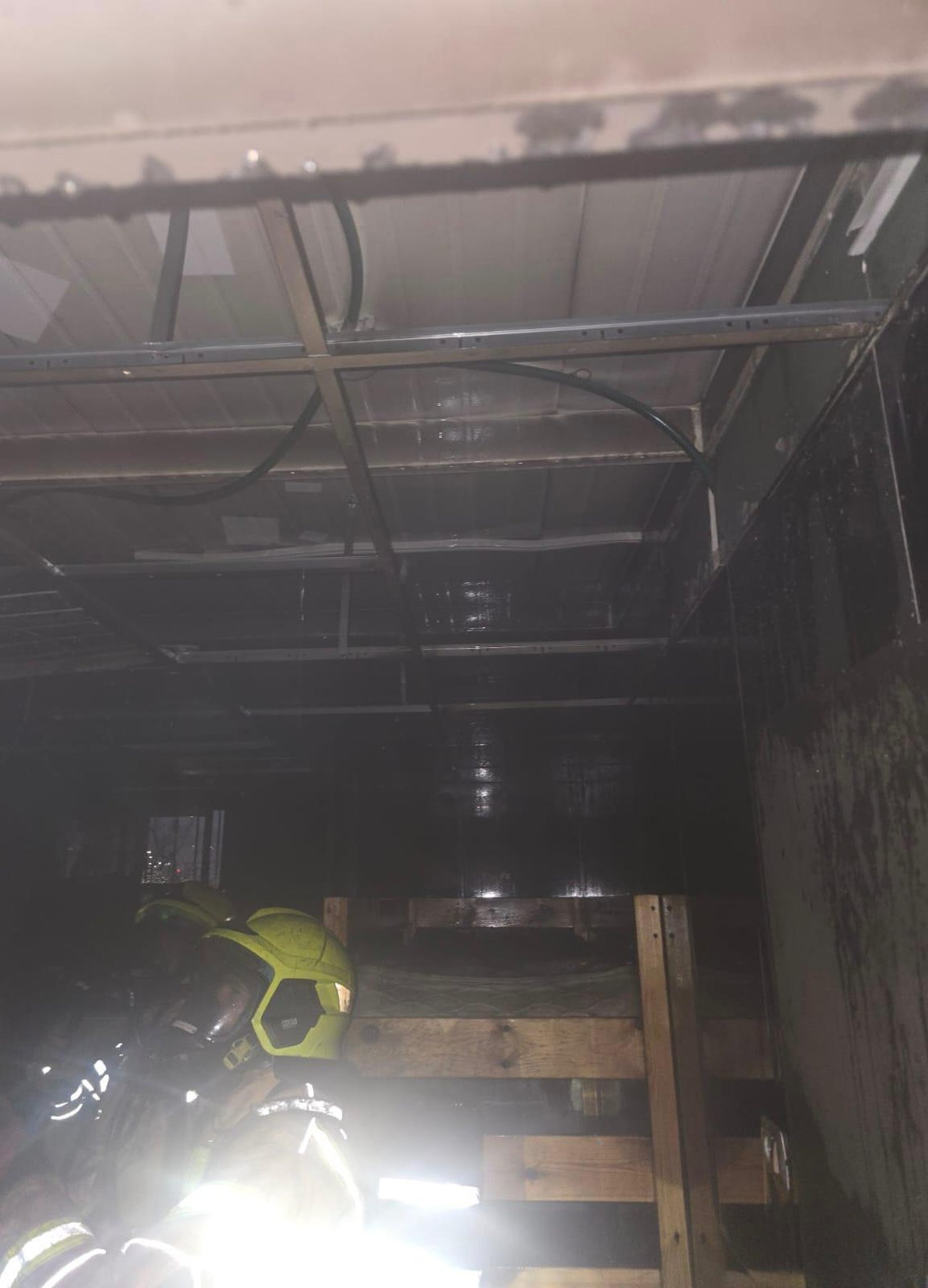 לכוד בתוך הקבינה: חילוץ דרמטי של נהג משאית שהתהפכה בכביש 90