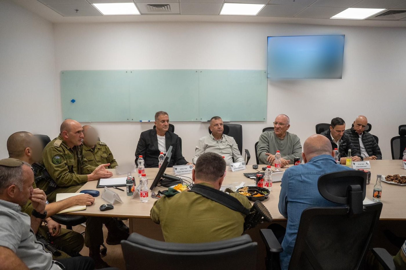 מפקד אוגדה 91 תת-אלוף יובל גז בהערכת מצב עם ראשי הרשויות בגליל