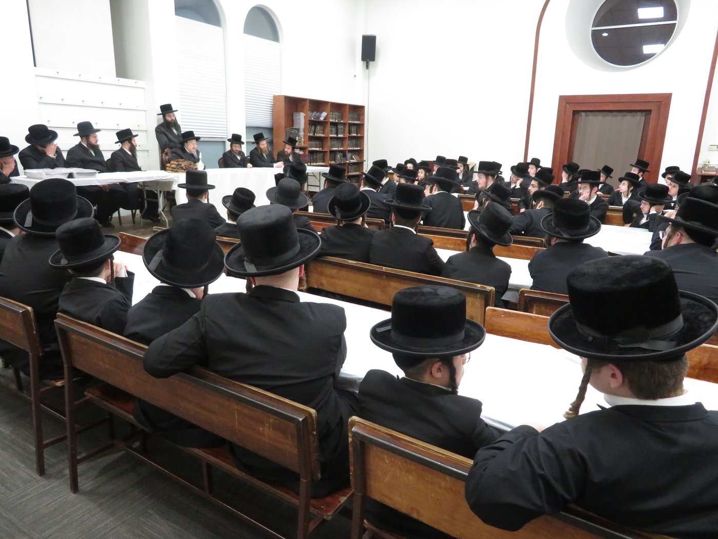 האדמו"ר מסקאליע בישיבת צאנז קלויזנבורג במונסי