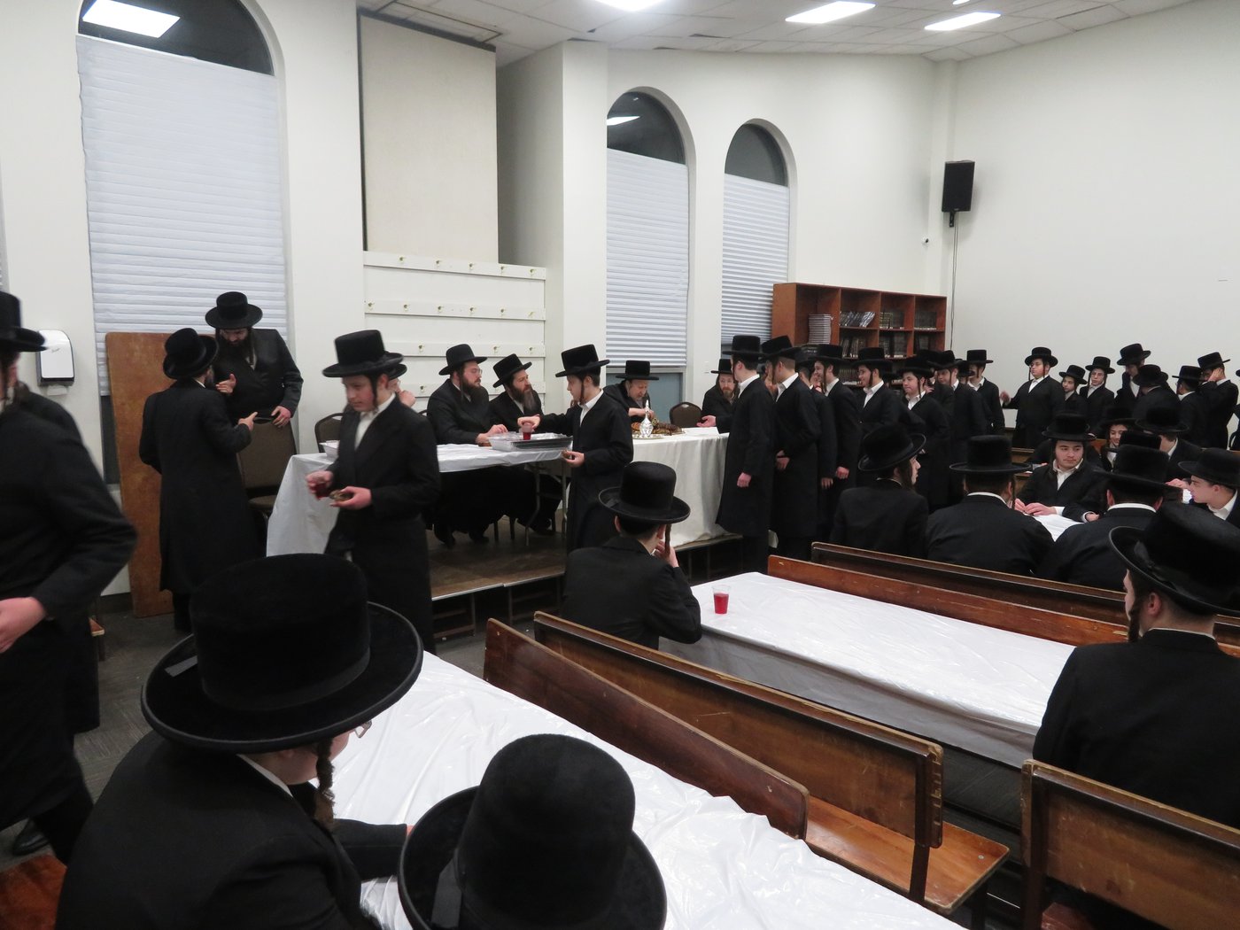 האדמו"ר מסקאליע בישיבת צאנז קלויזנבורג במונסי