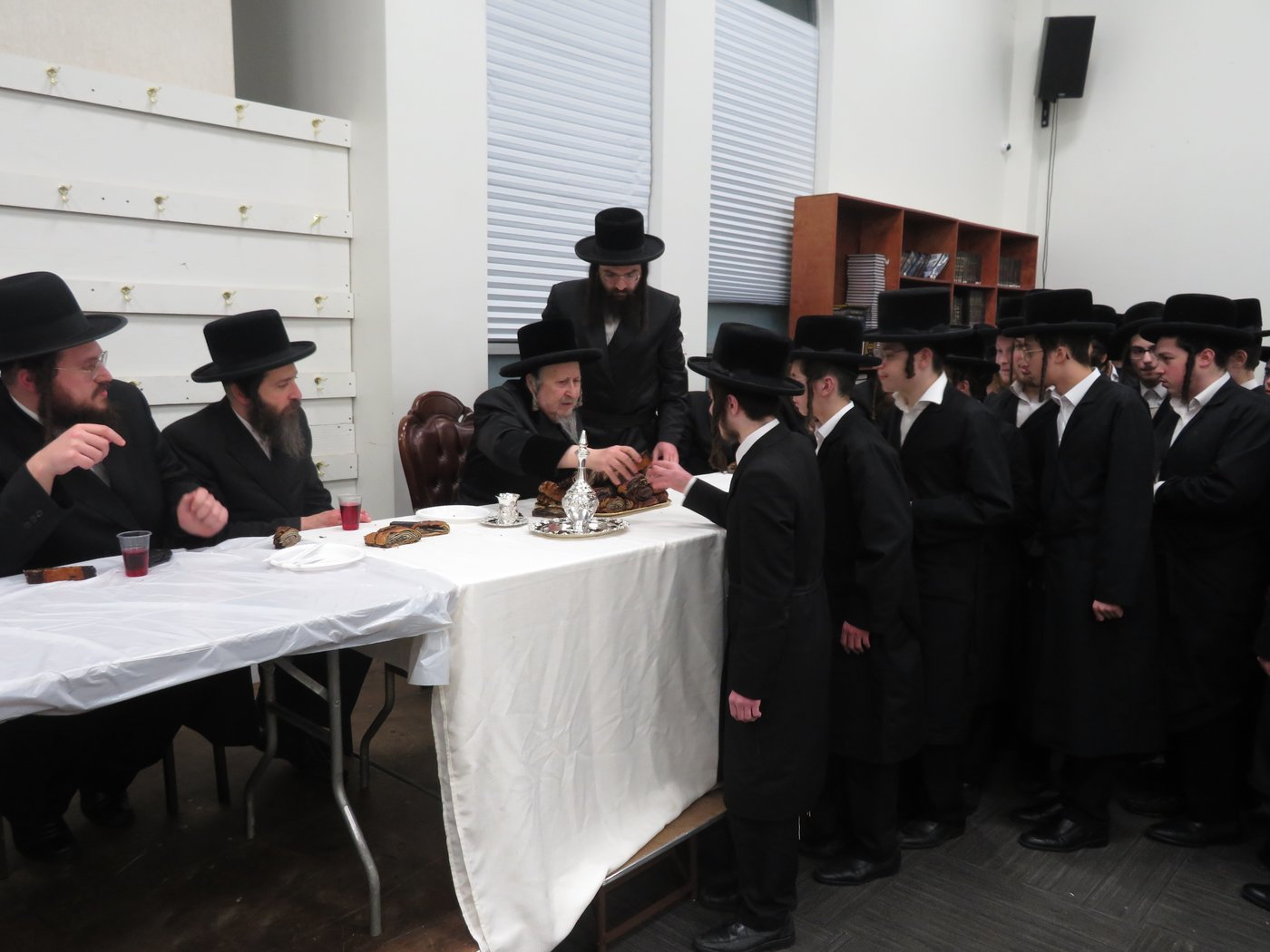 האדמו"ר מסקאליע בישיבת צאנז קלויזנבורג במונסי