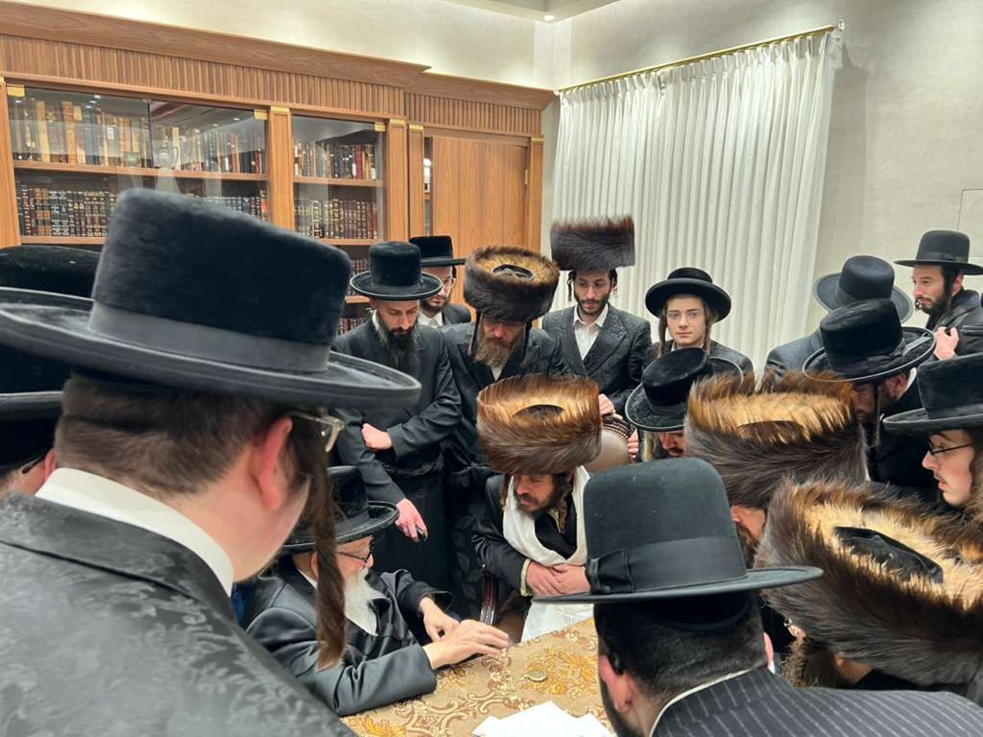 האדמו"ר מקרעטשניף כפר עטה בביקור אצל האדמו"ר מסקווירא