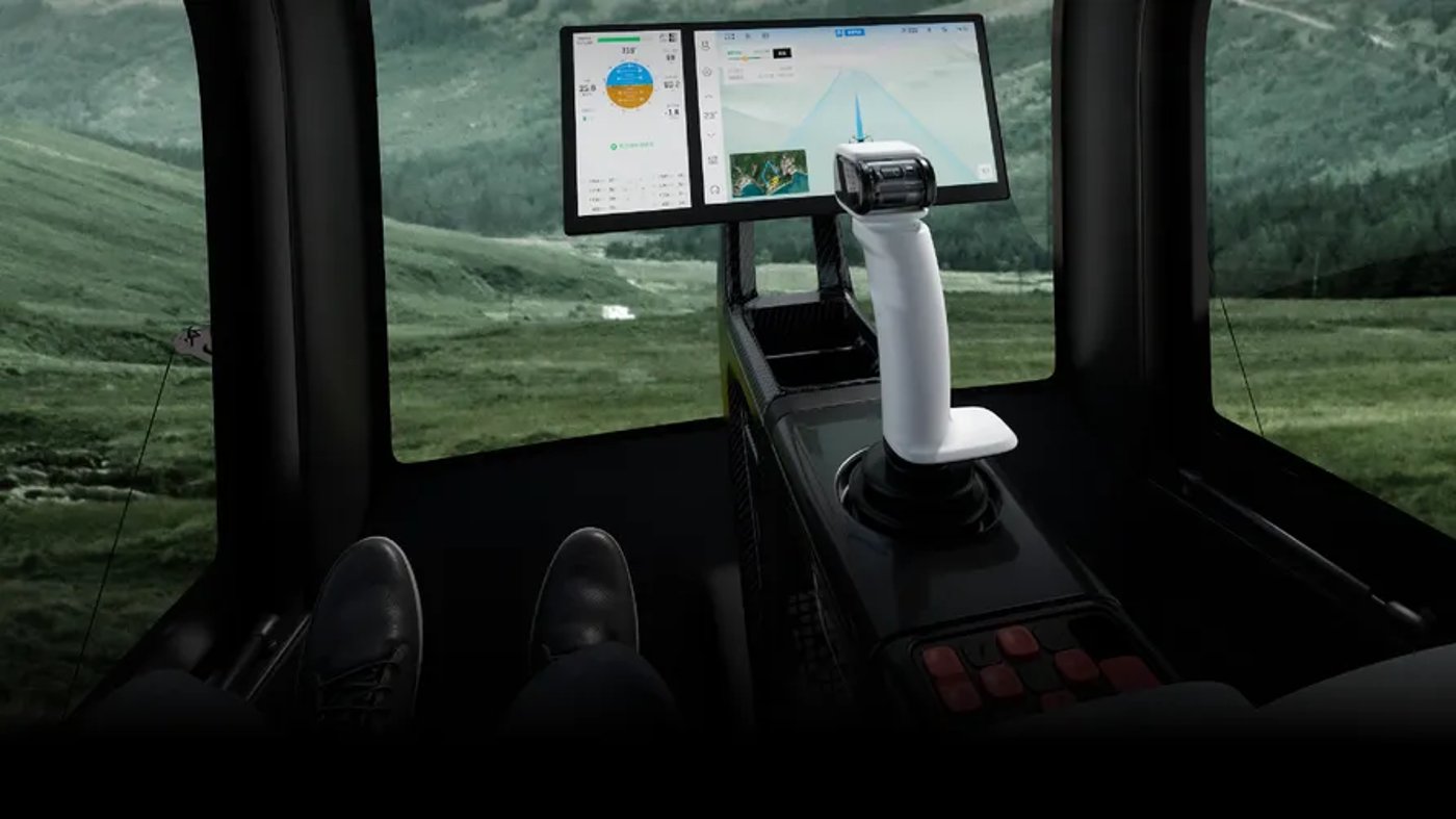 שליטה ברחפן מתוך הרכב