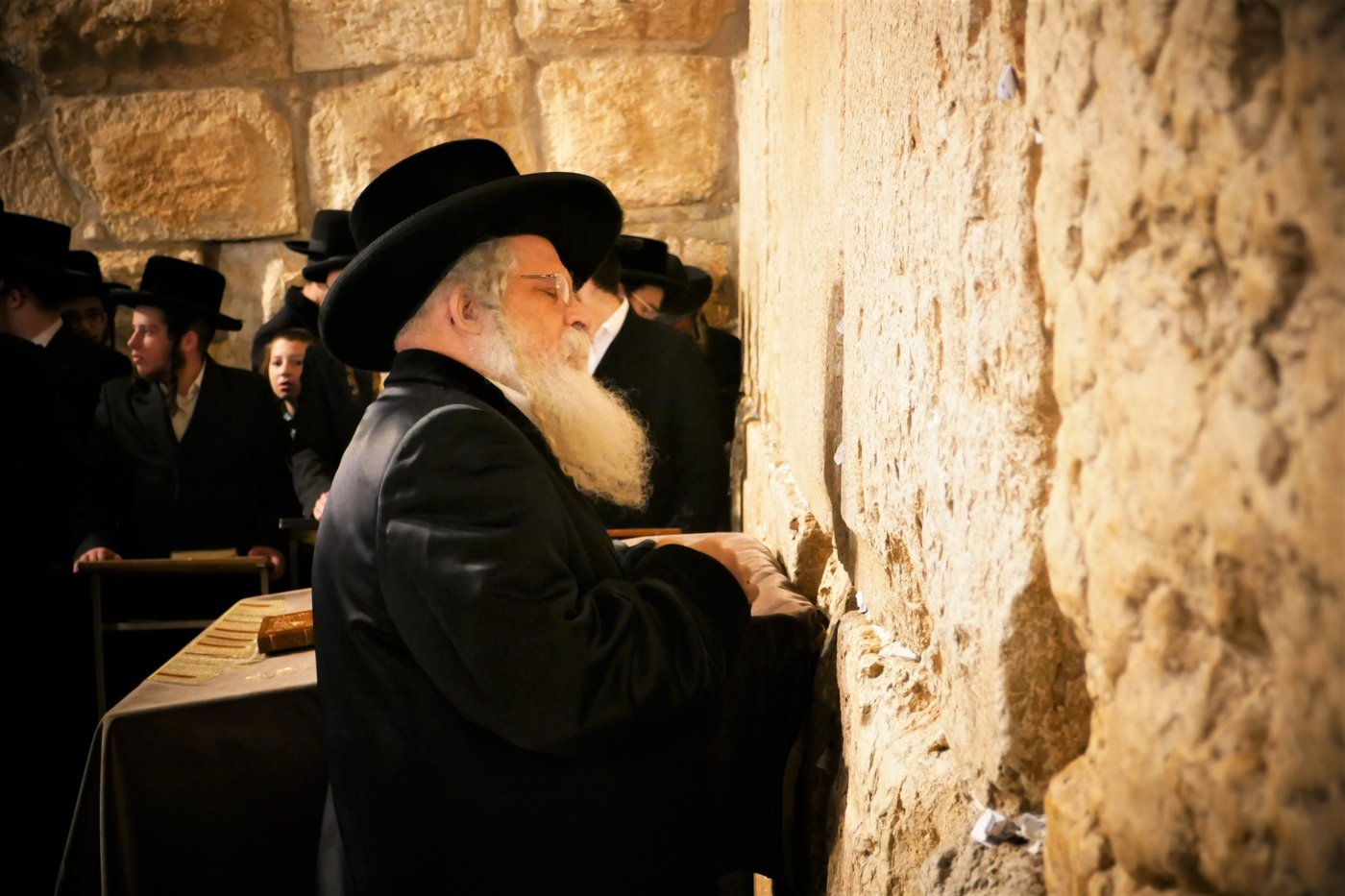 האדמו"ר מנדבורנה ירושלים בתפילה ע"י הכותל המערבי