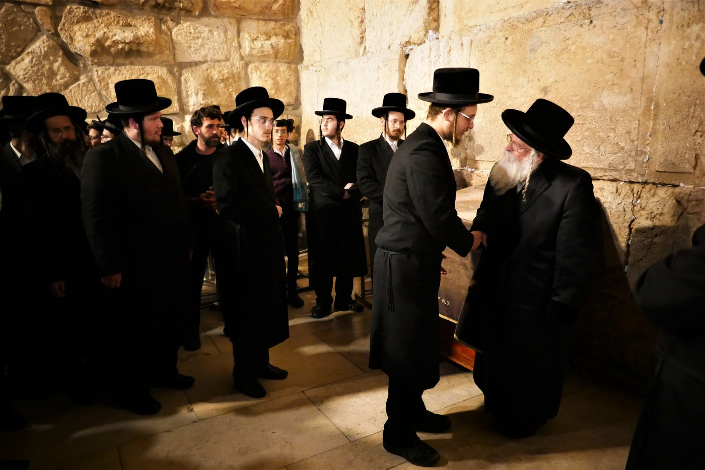 האדמו"ר מנדבורנה ירושלים בתפילה ע"י הכותל המערבי