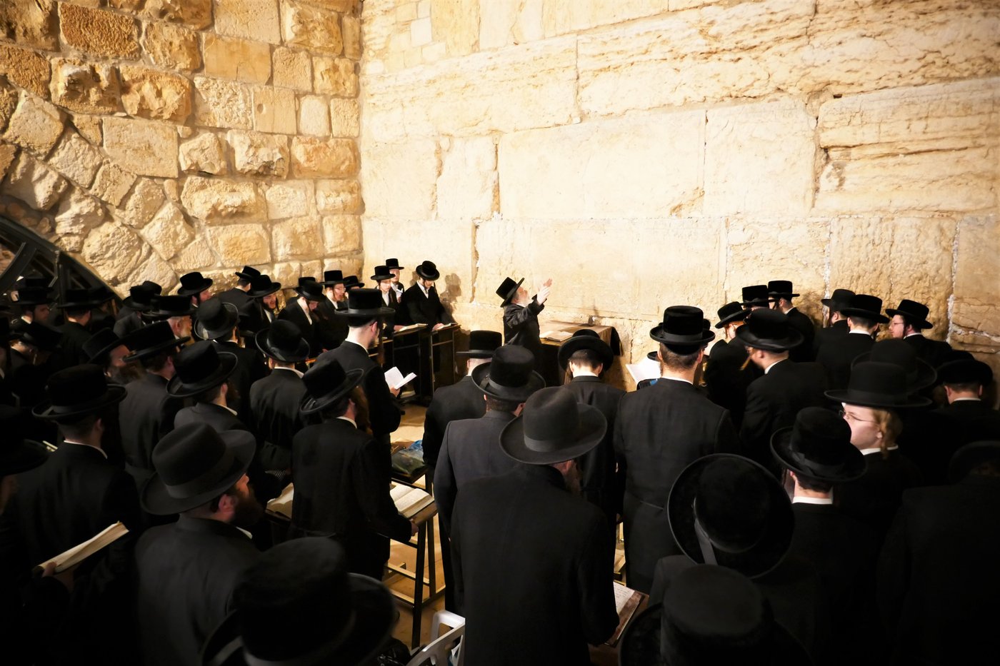 האדמו"ר מנדבורנה ירושלים בתפילה ע"י הכותל המערבי