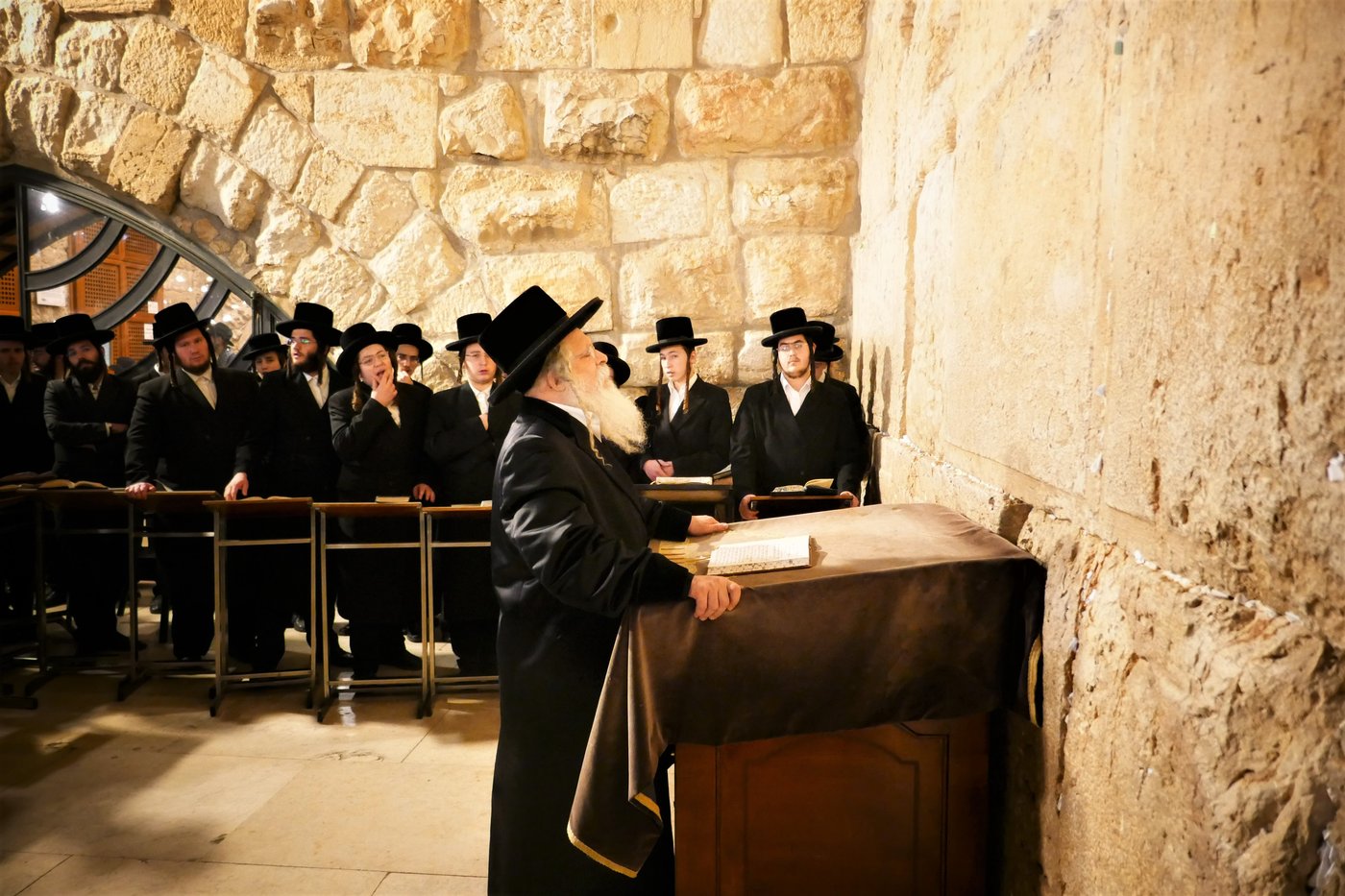 האדמו"ר מנדבורנה ירושלים בתפילה ע"י הכותל המערבי