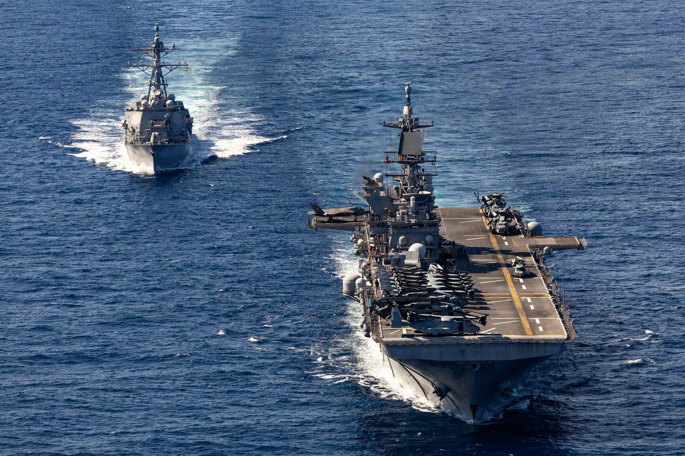 משחתת טילים מונחים מקבלת דלק מספינת הסער במהלך חידוש המלאי בים הפיליפיני.