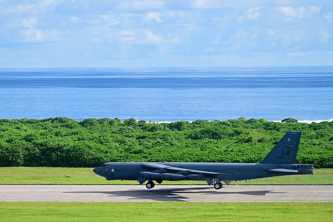 מטוס צבאי באי המפציצים