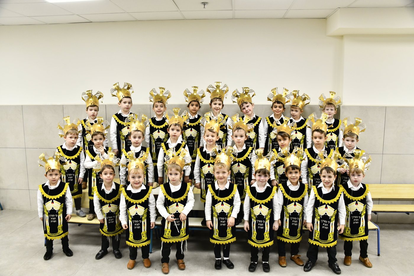 ילדי חדרי תורה מחופשים