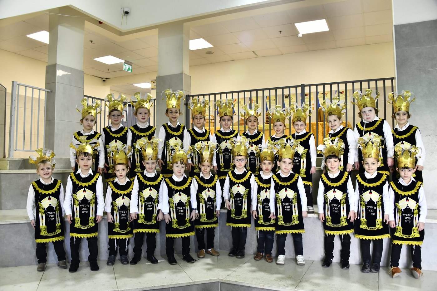 ילדי חדרי תורה מחופשים