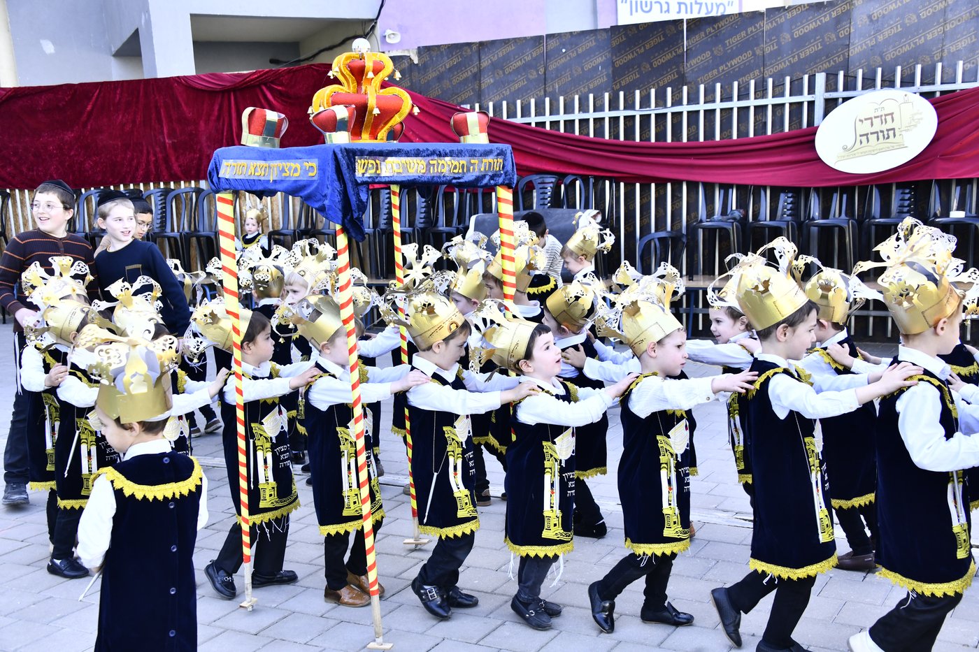 ילדי חדרי תורה מחופשים