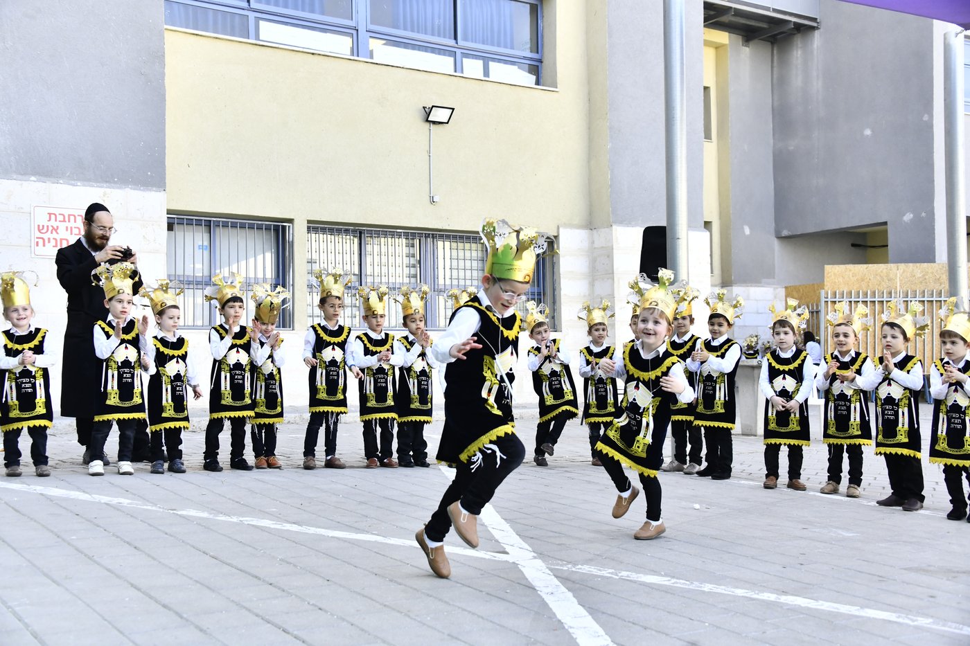 ילדי חדרי תורה מחופשים