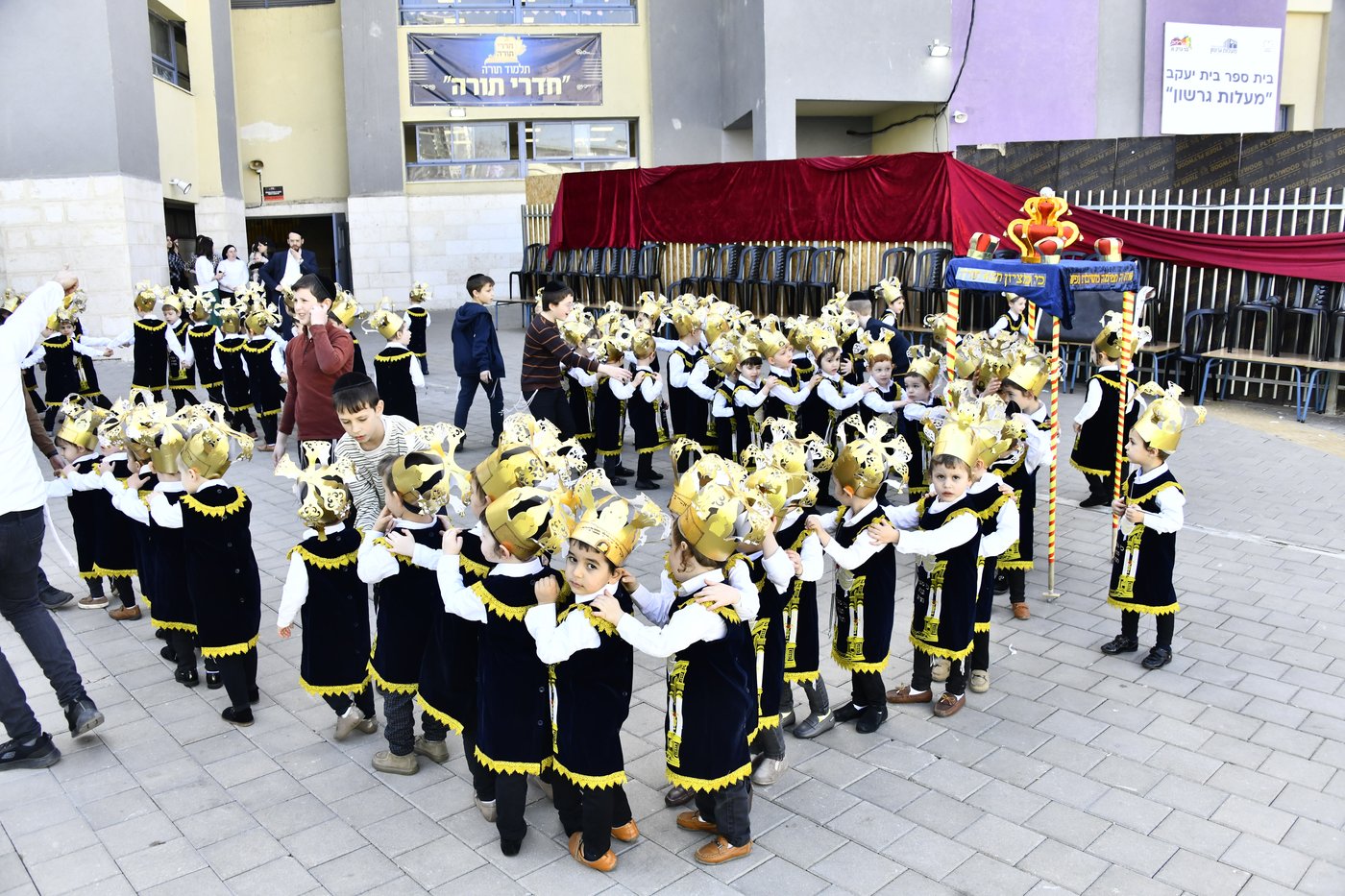 ילדי חדרי תורה מחופשים