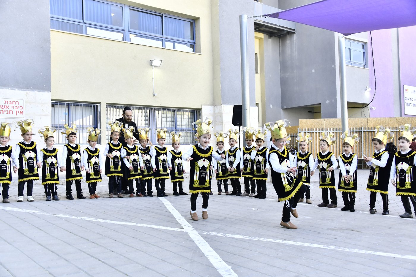 ילדי חדרי תורה מחופשים