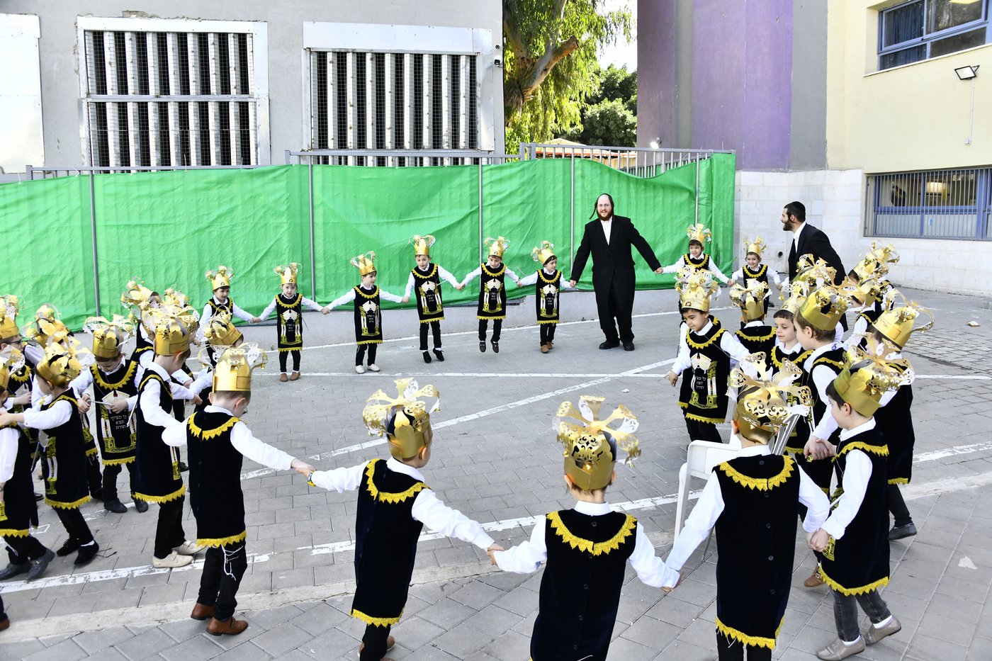 ילדי חדרי תורה מחופשים