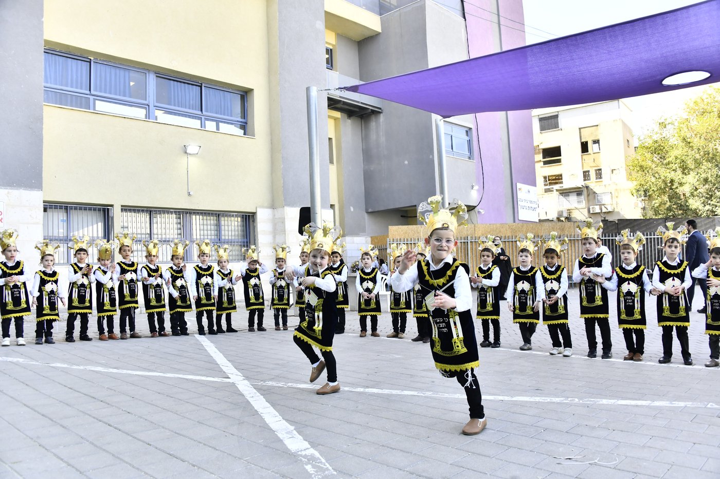 ילדי חדרי תורה מחופשים