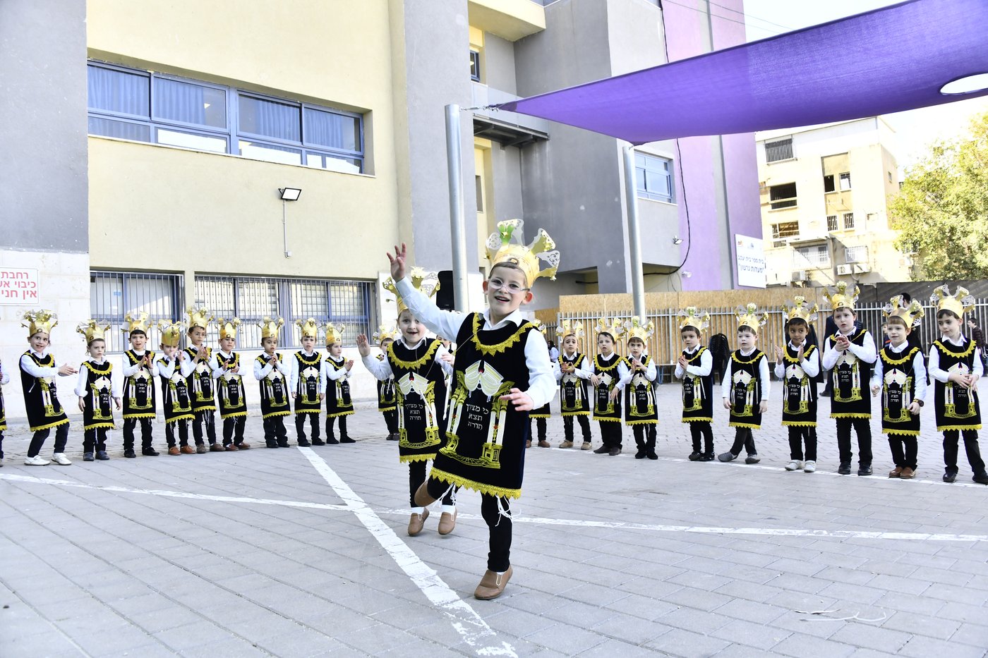 ילדי חדרי תורה מחופשים