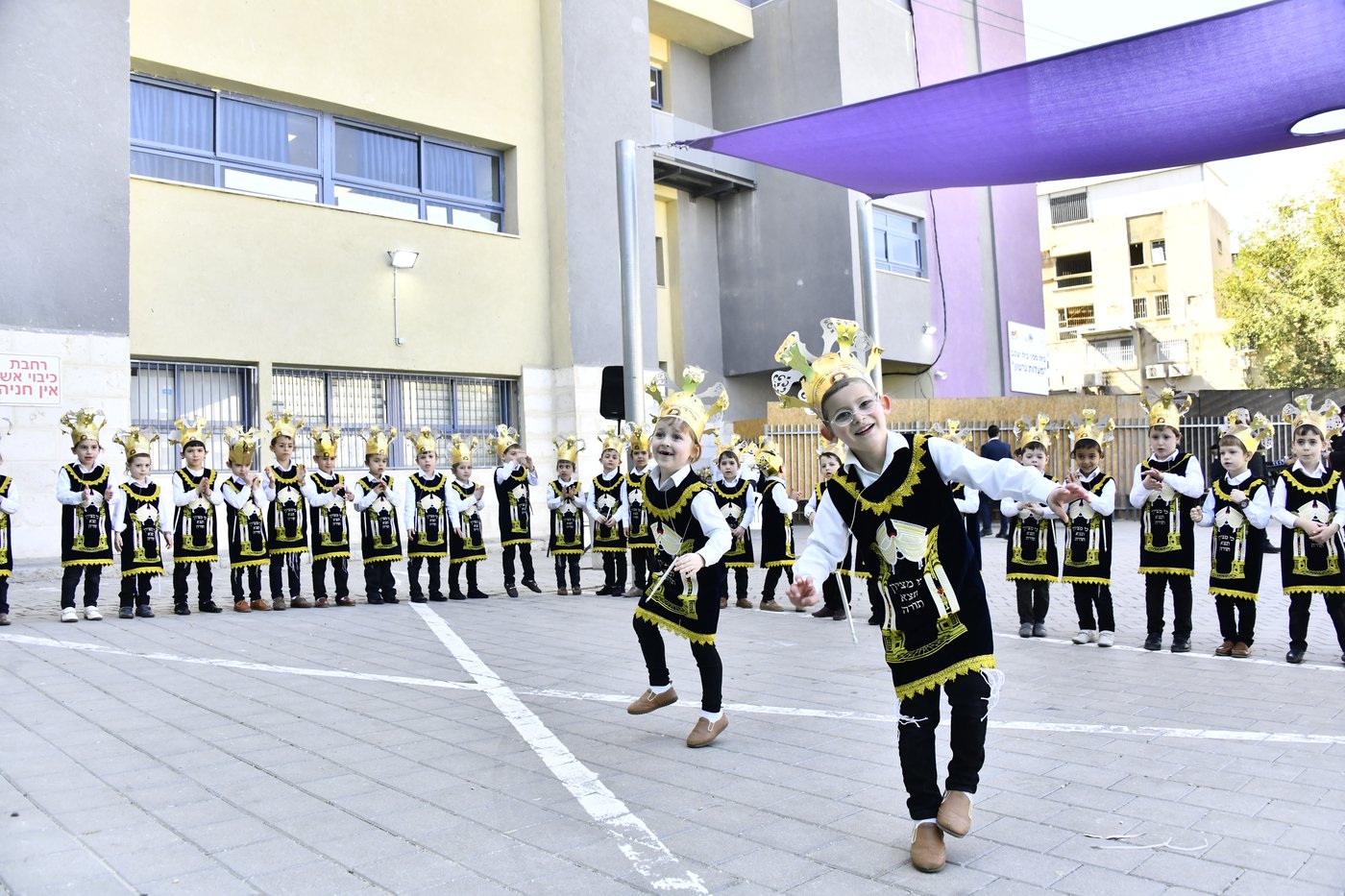 ילדי חדרי תורה מחופשים