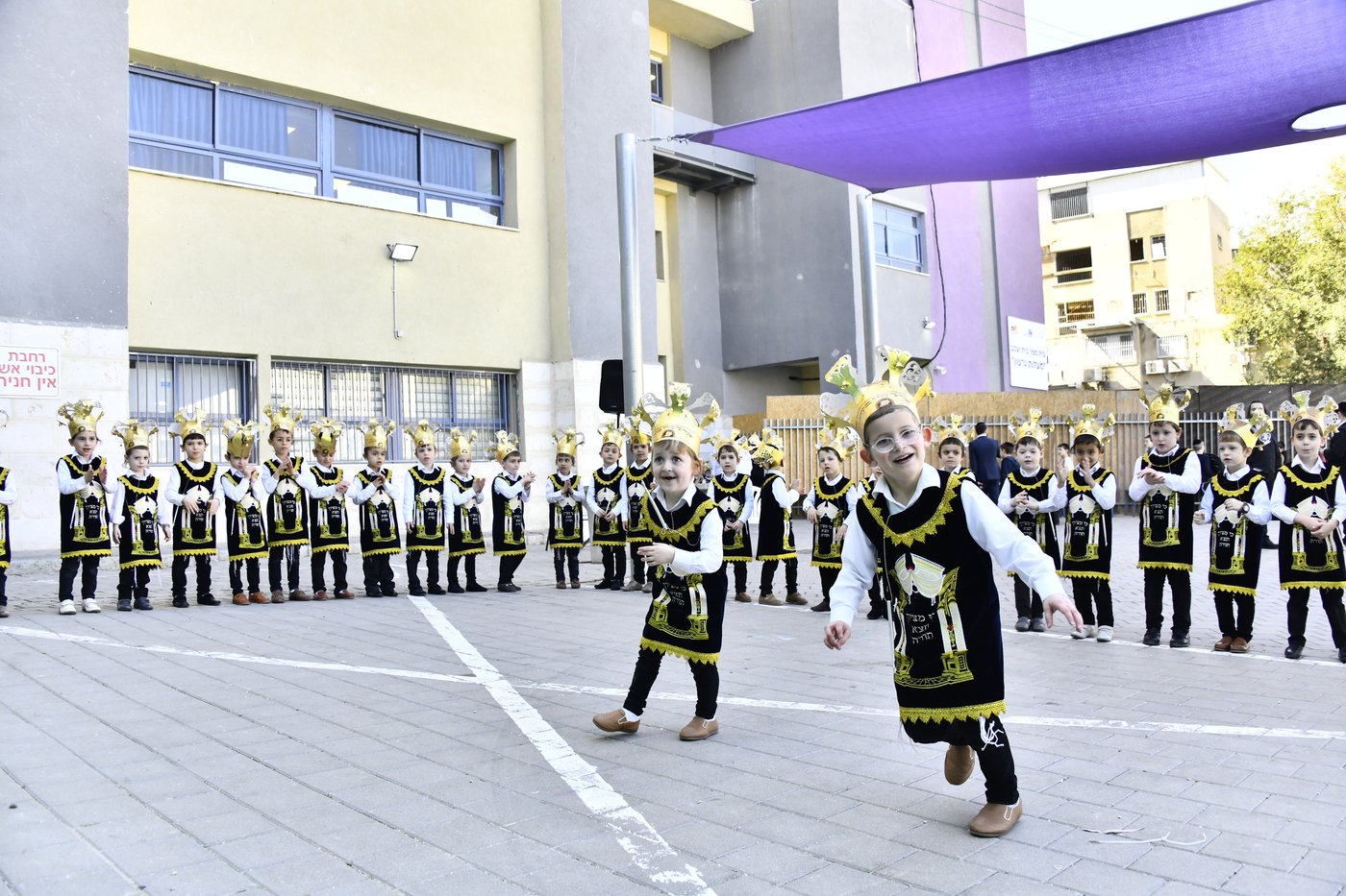 ילדי חדרי תורה מחופשים