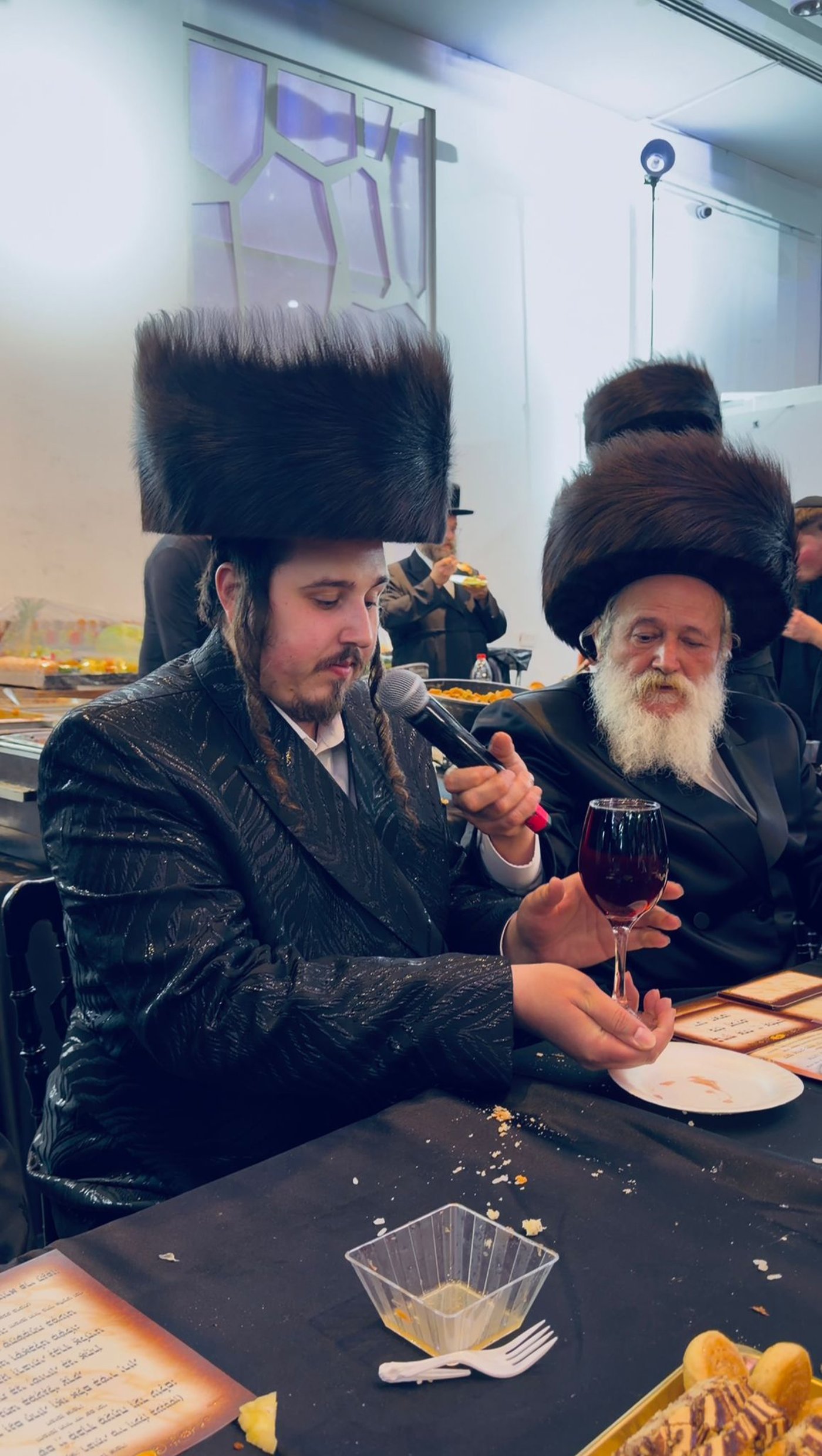 עם בכירים מעולם הרפואה: העסקן החסידי חיתן את בנו, כולם התייצבו | גלריה