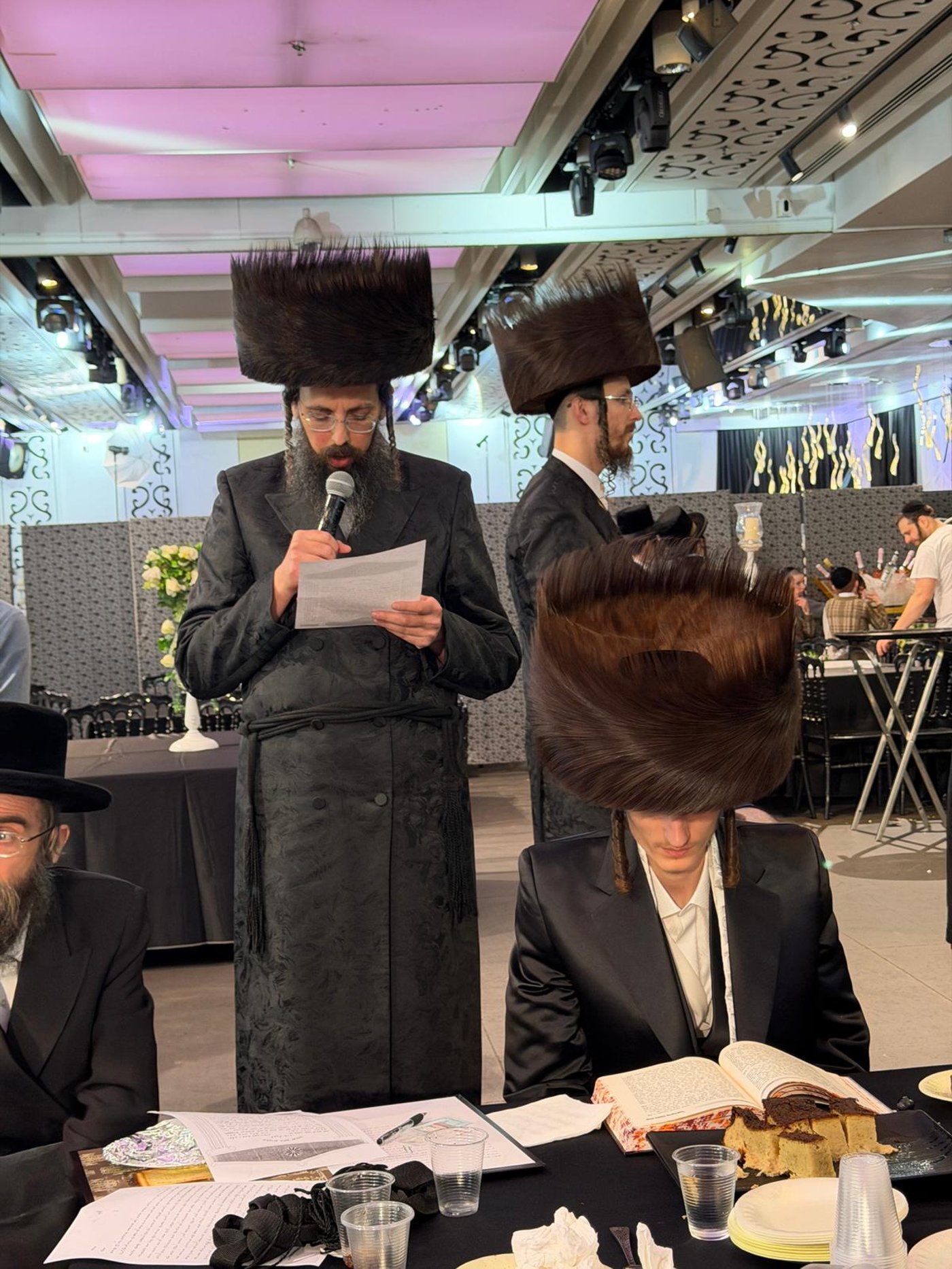 עם בכירים מעולם הרפואה: העסקן החסידי חיתן את בנו, כולם התייצבו | גלריה