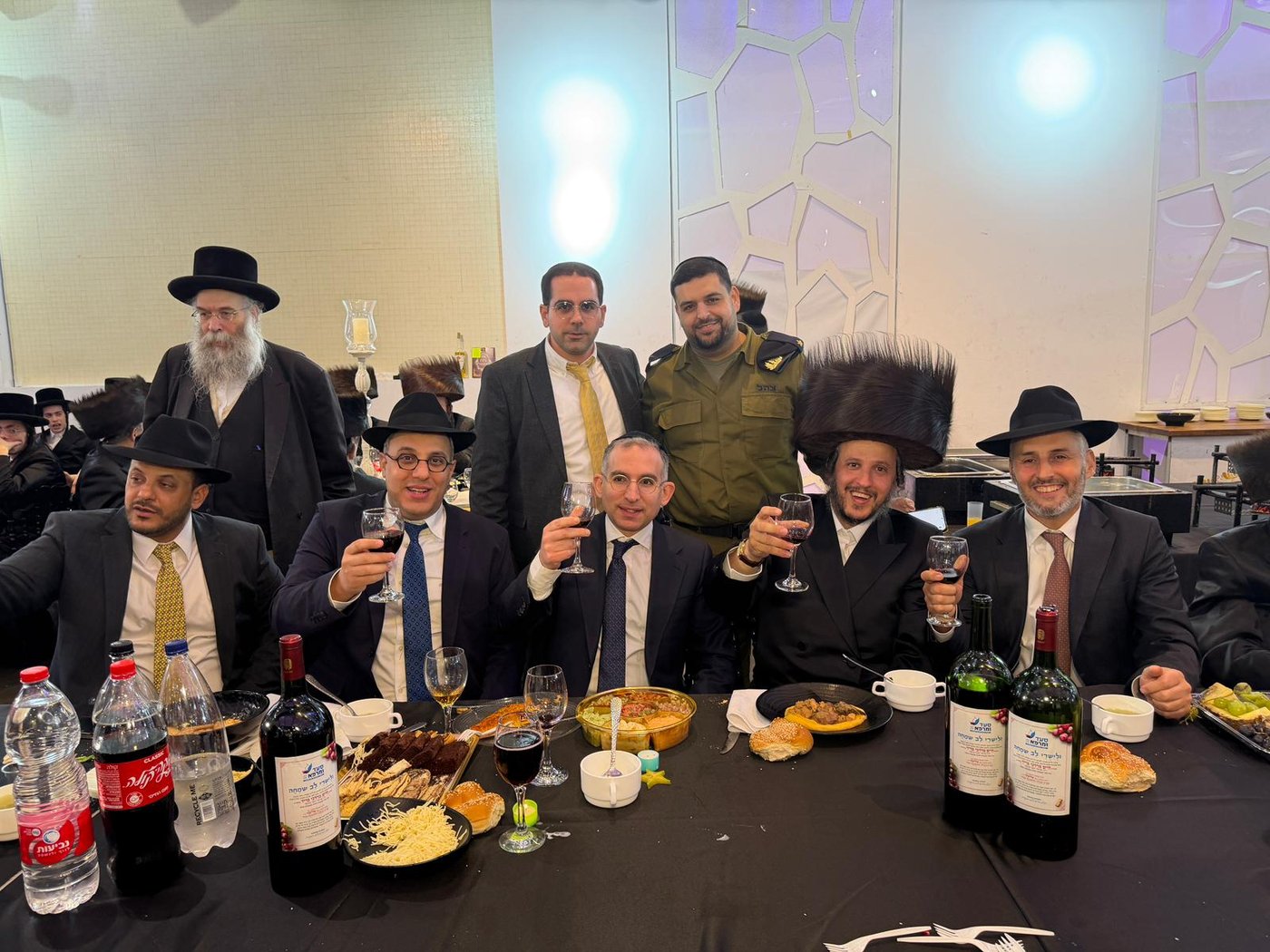 עם בכירים מעולם הרפואה: העסקן החסידי חיתן את בנו, כולם התייצבו | גלריה
