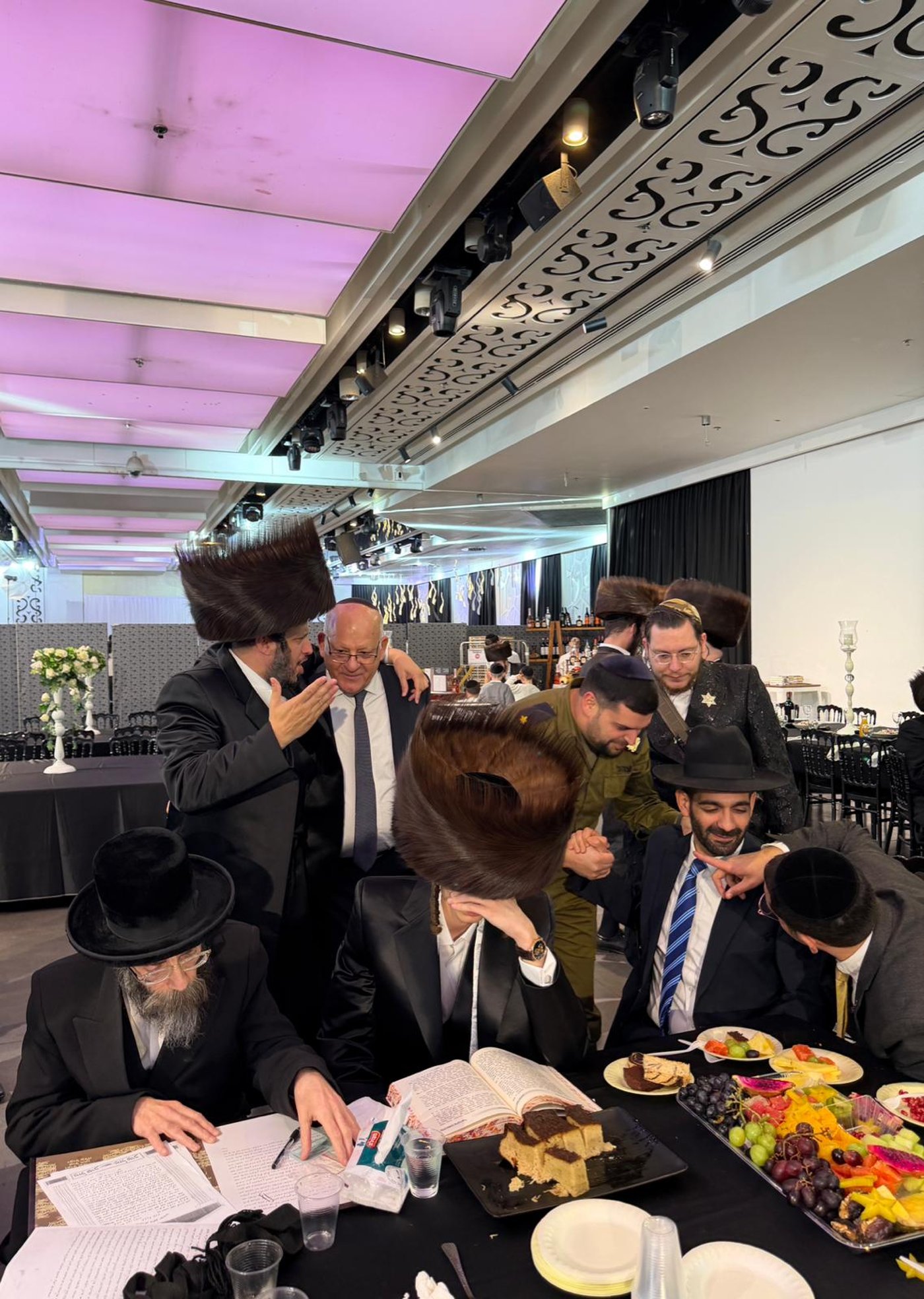 עם בכירים מעולם הרפואה: העסקן החסידי חיתן את בנו, כולם התייצבו | גלריה