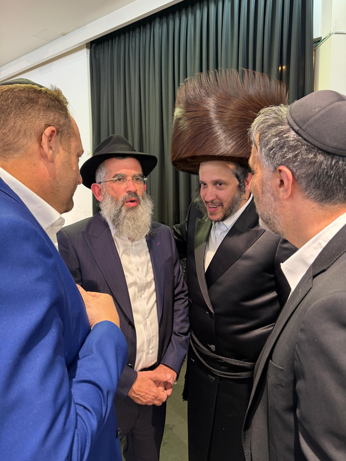 עם בכירים מעולם הרפואה: העסקן החסידי חיתן את בנו, כולם התייצבו | גלריה