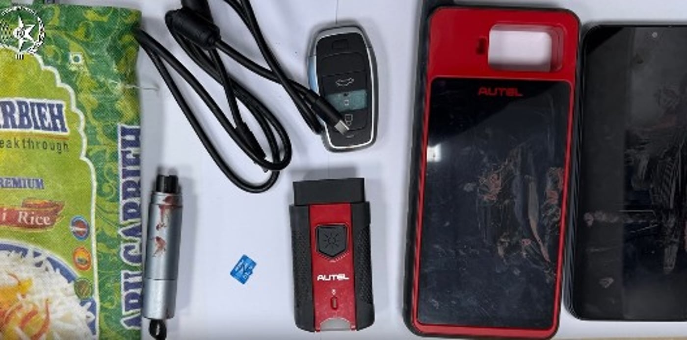 הפריטים שנמצאו ברכב