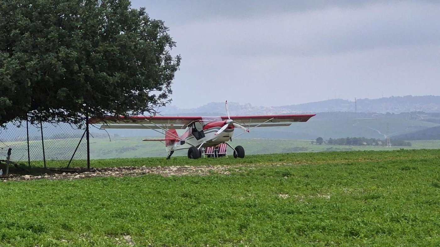 המטוס בשדה הזרוע