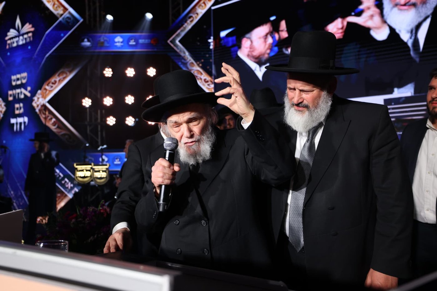 באי הכנס בבניני האומה