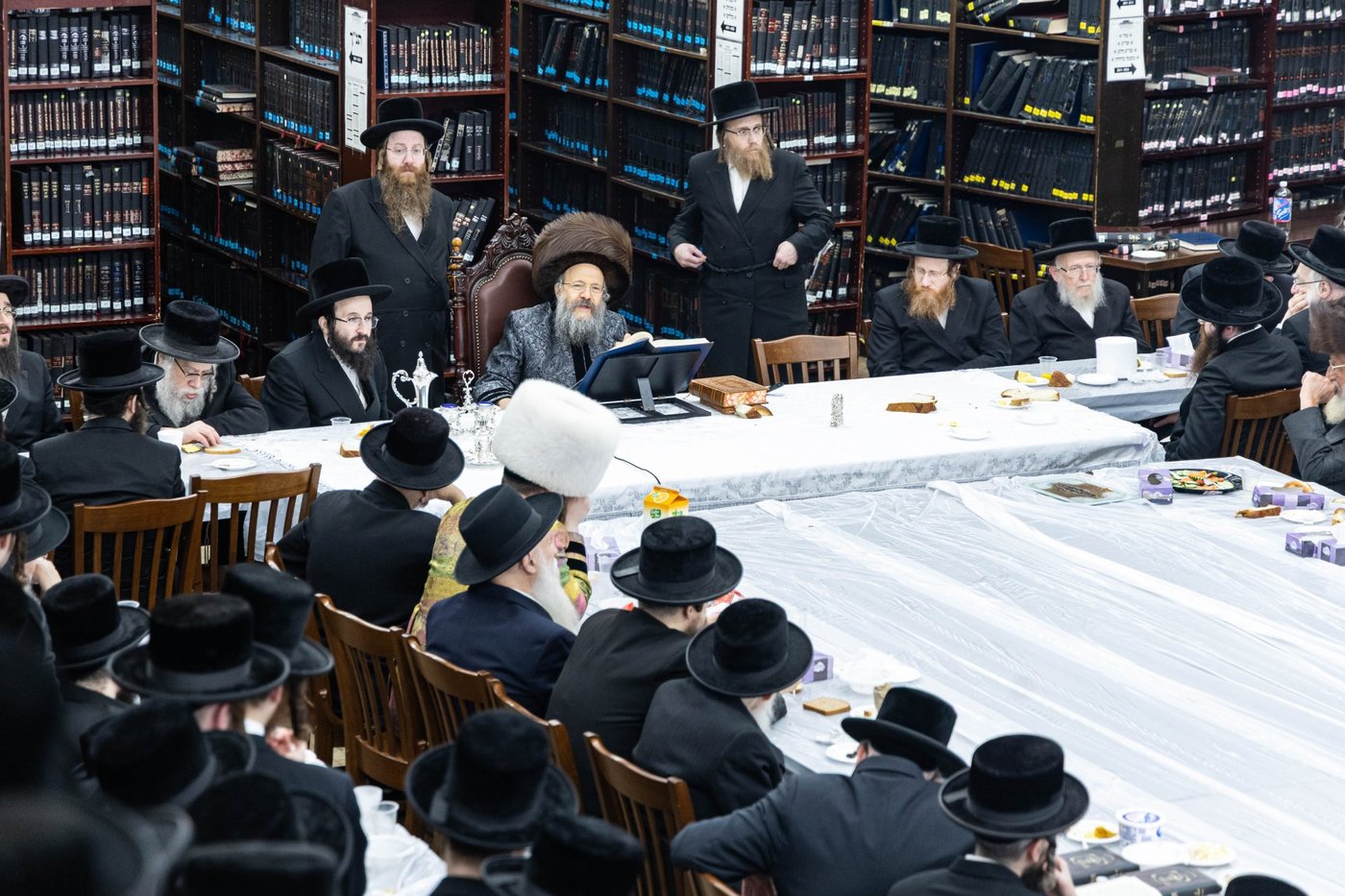 ראש חודש אדר בחצה"ק באבוב 45