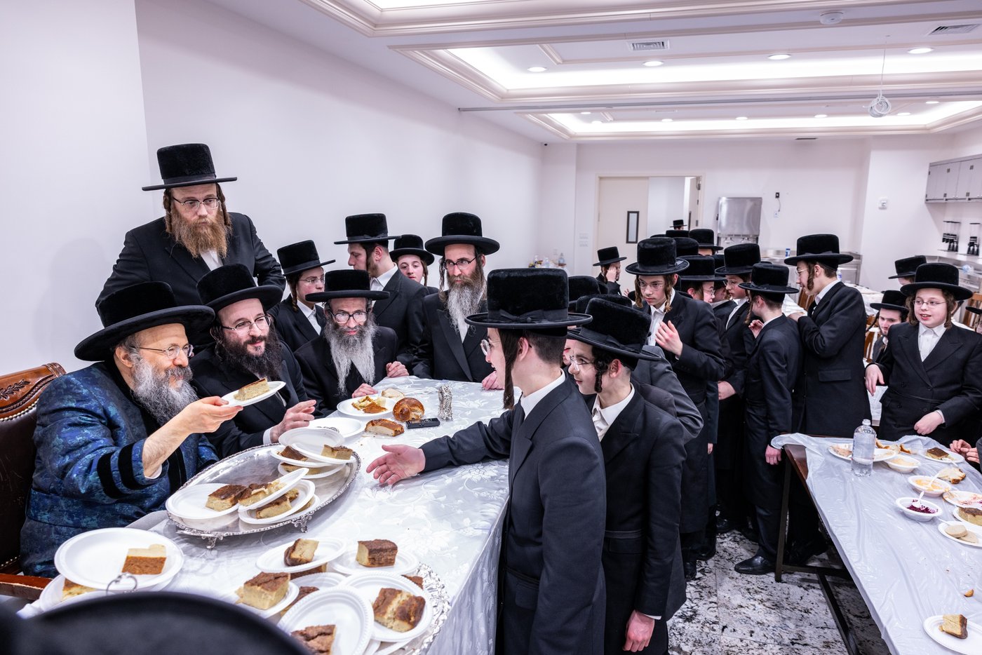 ראש חודש אדר בחצה"ק באבוב 45