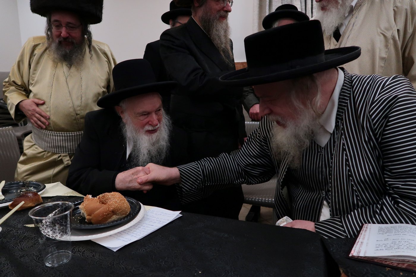 האדמו"ר ממבקשי אמונה בפדיון הבן לבן אחד מחסידיו