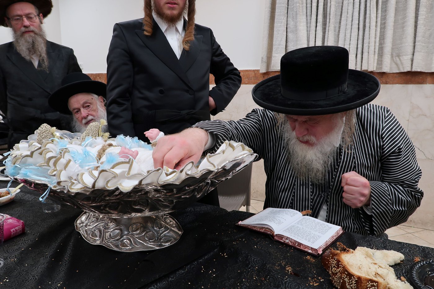 האדמו"ר ממבקשי אמונה בפדיון הבן לבן אחד מחסידיו