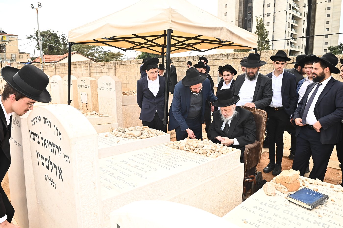 הגרב"ד פוברסקי בתפילה בבית העלמין בב"ב