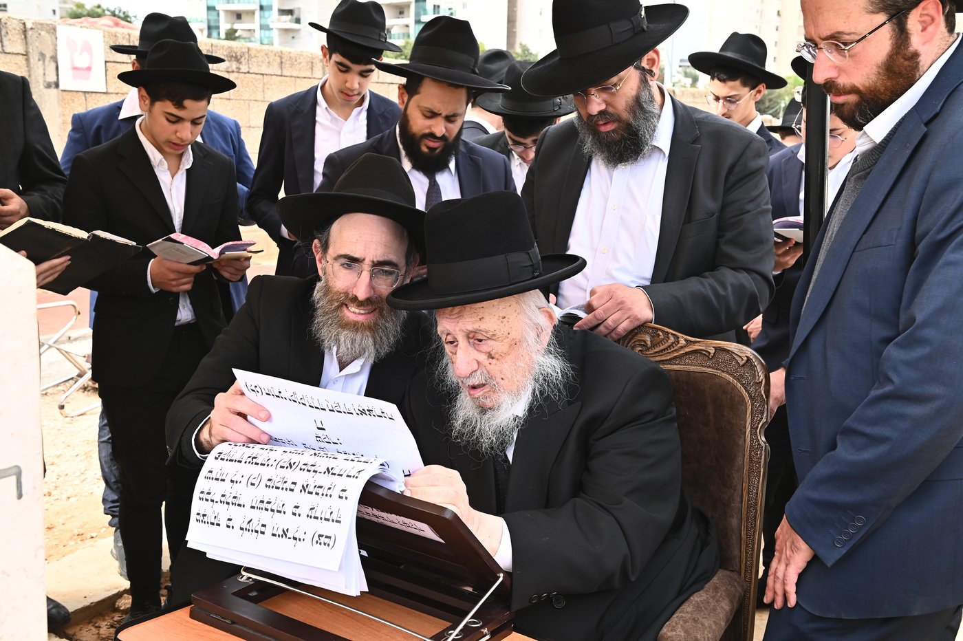 הגרב"ד פוברסקי בתפילה בבית העלמין בב"ב