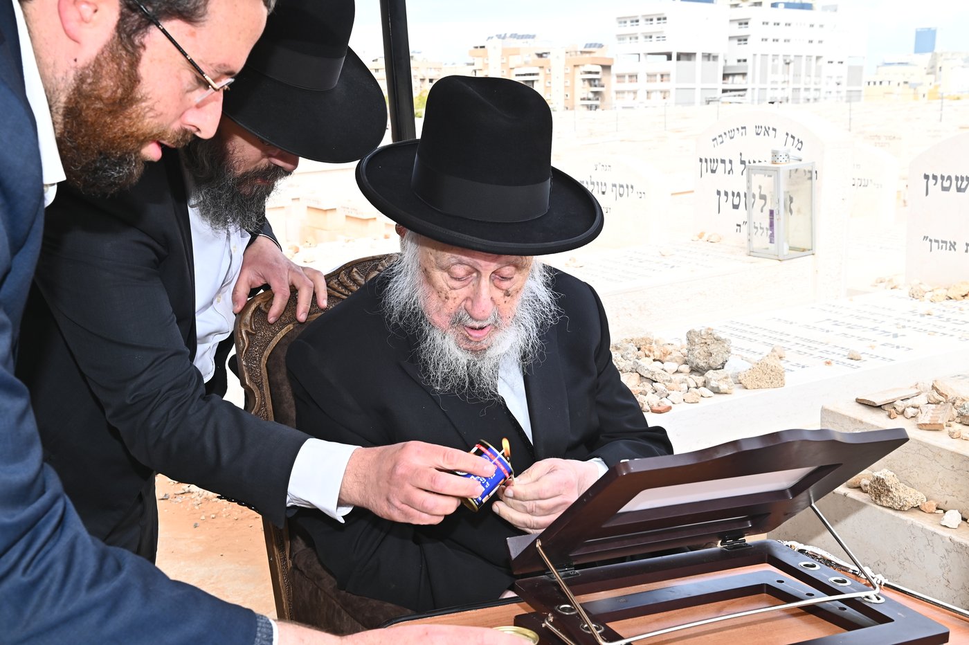 הגרב"ד פוברסקי בתפילה בבית העלמין בב"ב