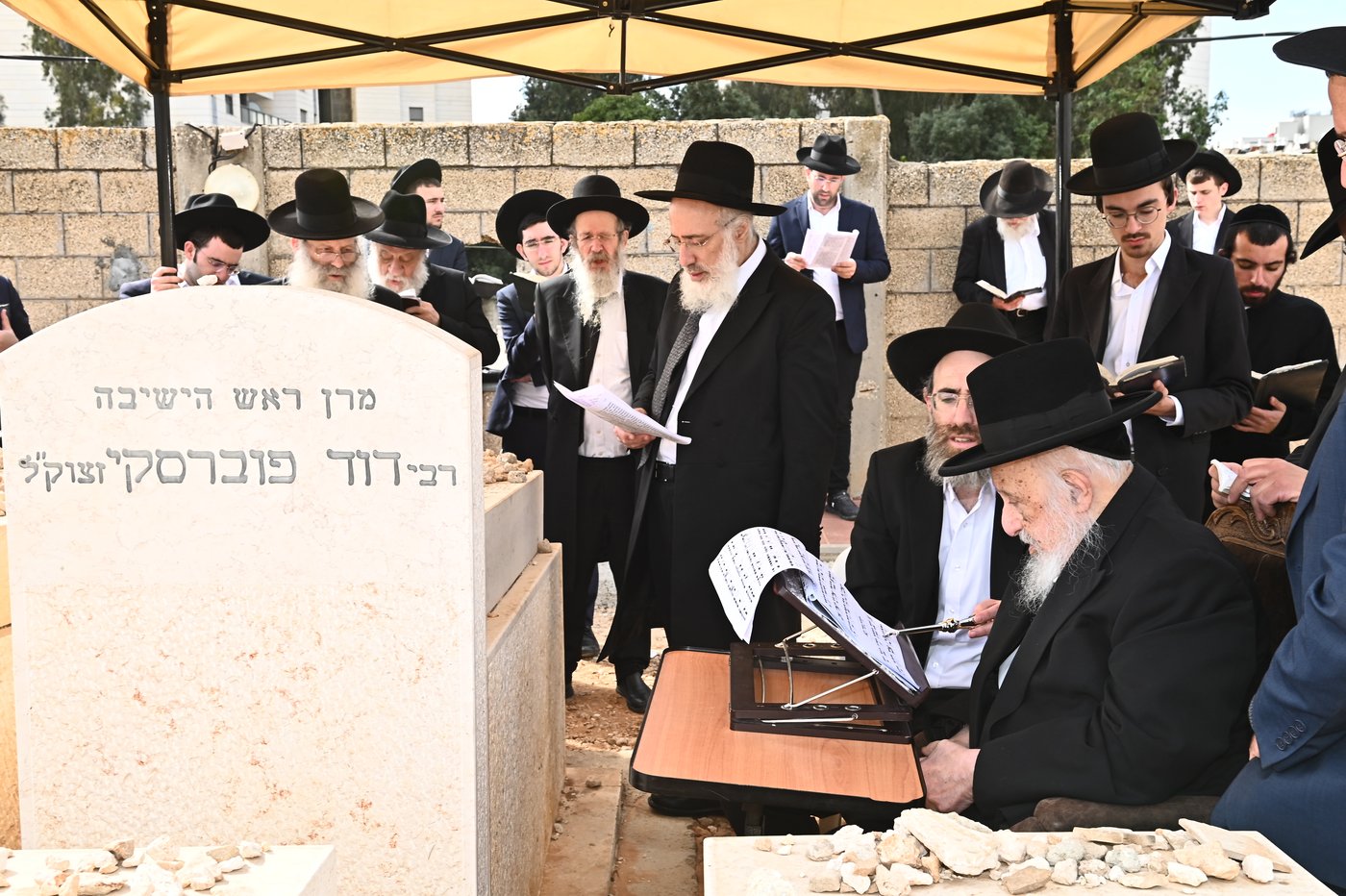 הגרב"ד פוברסקי בתפילה בבית העלמין בב"ב