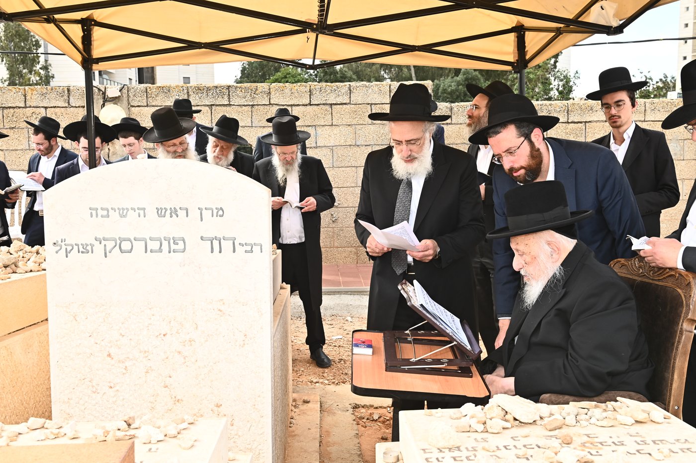 הגרב"ד פוברסקי בתפילה בבית העלמין בב"ב