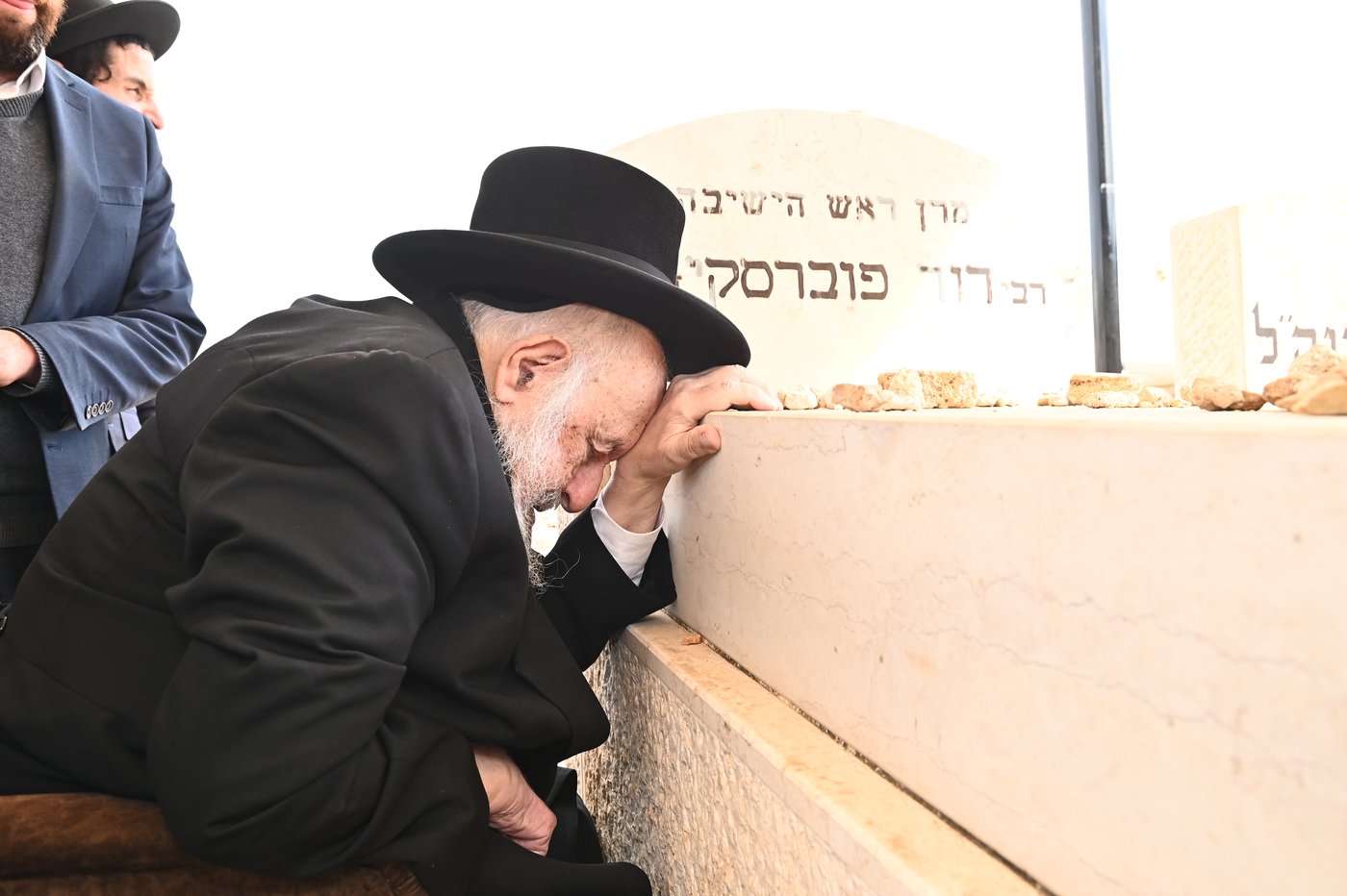 הגרב"ד פוברסקי בתפילה בבית העלמין בב"ב