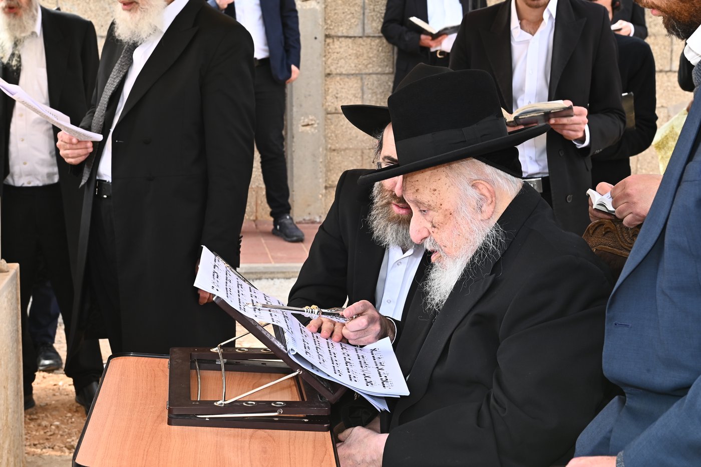 הגרב"ד פוברסקי בתפילה בבית העלמין בב"ב