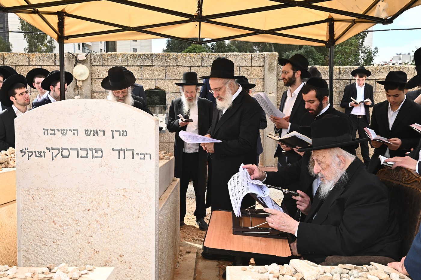 הגרב"ד פוברסקי בתפילה בבית העלמין בב"ב