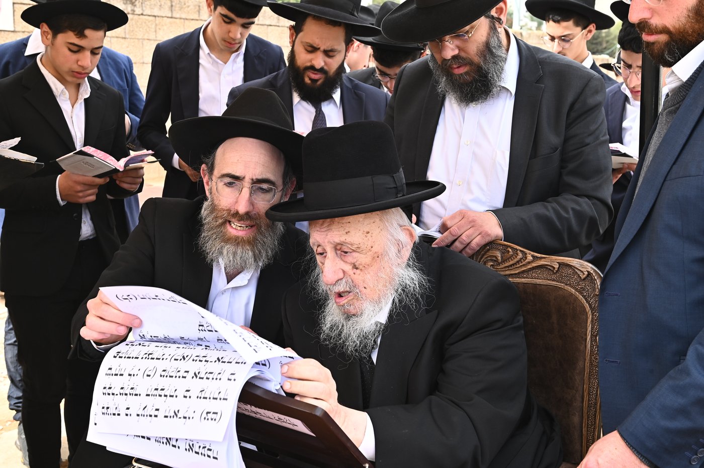 הגרב"ד פוברסקי בתפילה בבית העלמין בב"ב