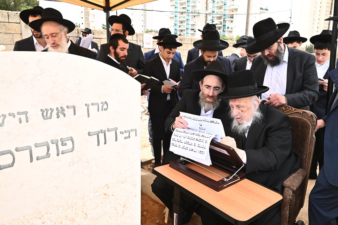 הגרב"ד פוברסקי בתפילה בבית העלמין בב"ב