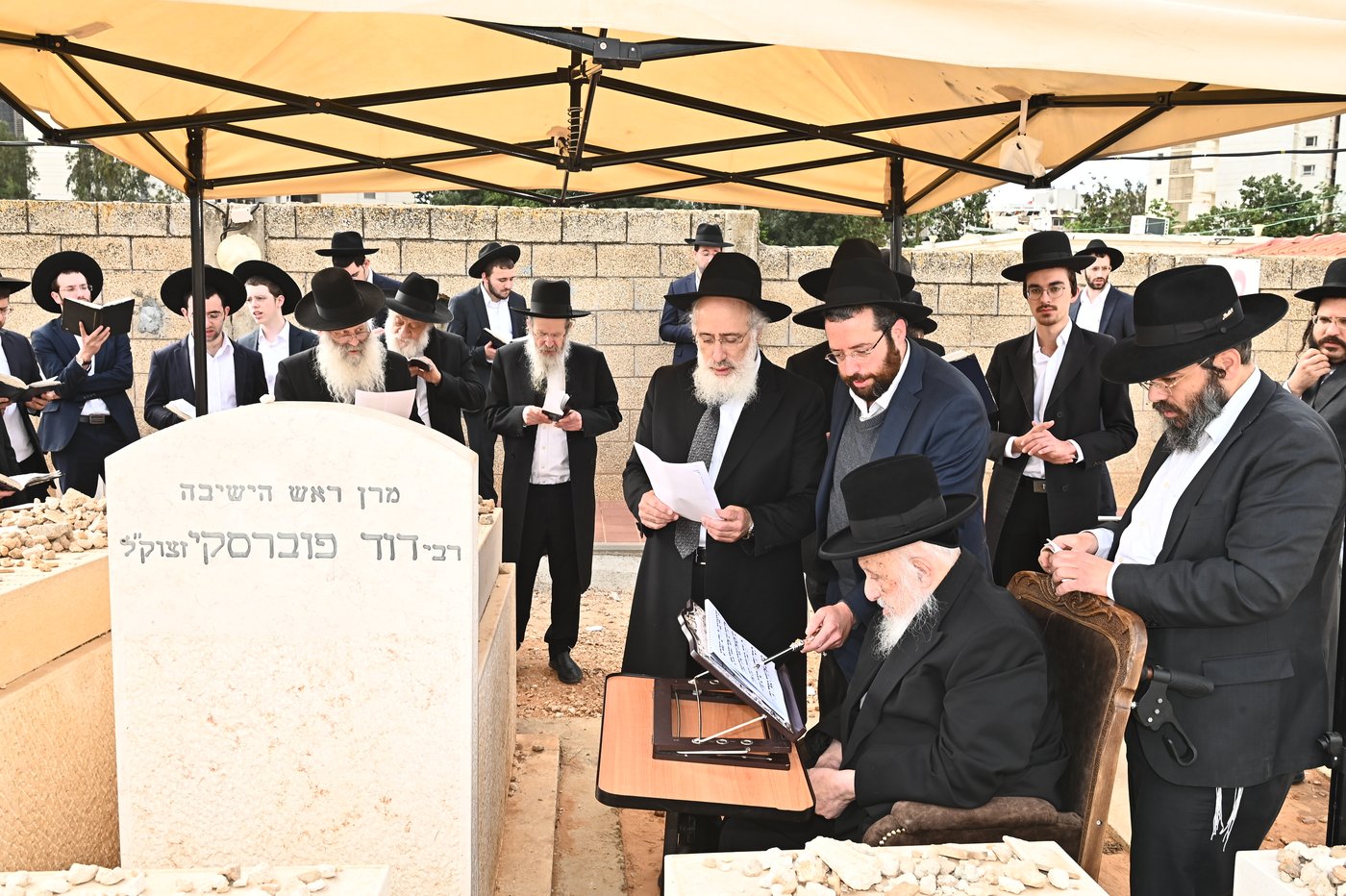 הגרב"ד פוברסקי בתפילה בבית העלמין בב"ב