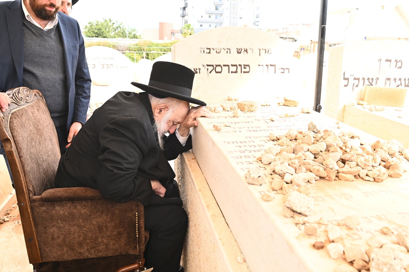 הגרב"ד פוברסקי בתפילה בבית העלמין בב"ב