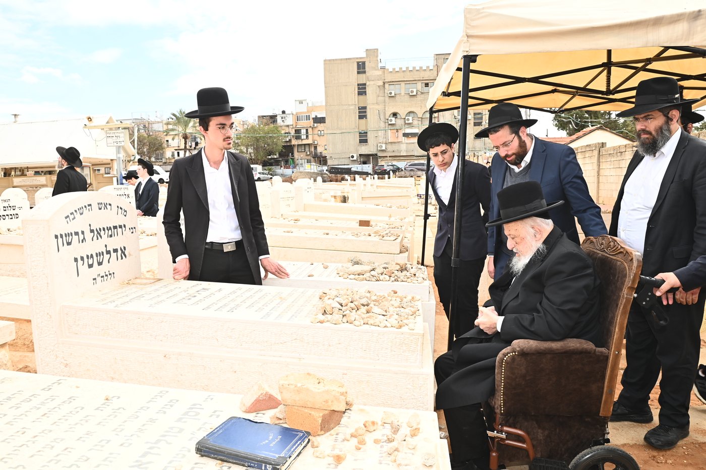 הגרב"ד פוברסקי בתפילה בבית העלמין בב"ב