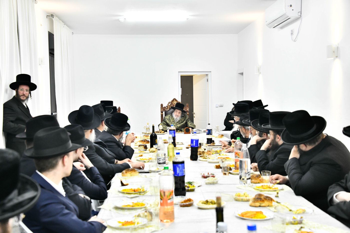 האדמו"ר מויז'ניץ בסעודת הודאה ז' אדר